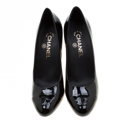مملوكة مسبقًا حذاء كعب عالي شانيل جلد لامع مقدمة كب بشعار CC أسود مقاس 38