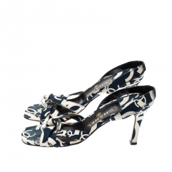 Pre Owned صندل شانيل سيور متعاكسة كعب مفتوح طانفاس مطبوع أبيض / أزرق مقاس 39.5