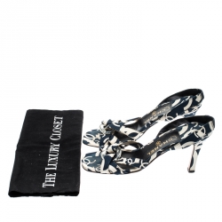 Pre Owned صندل شانيل سيور متعاكسة كعب مفتوح طانفاس مطبوع أبيض / أزرق مقاس 39.5