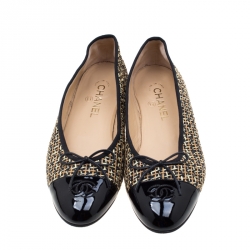 مملوكة مسبقًا Chanel Tricolor Raffia And Black Patent Leather CC Cap Toe Ballet Flats Size 39.5
