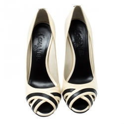 مملوكة مسبقًا Chanel Black/Cream Leather Peep Toe Pumps Size 37