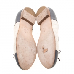 مملوكة مسبقًا حذاء فلات باليه شانيل غطاء مقدمة فيونكة جلد رمادي وكانفاس بيج رمادي مقاس 38