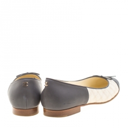 مملوكة مسبقًا حذاء فلات باليه شانيل غطاء مقدمة فيونكة جلد رمادي وكانفاس بيج رمادي مقاس 38