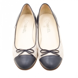 مملوكة مسبقًا حذاء فلات باليه شانيل غطاء مقدمة فيونكة جلد رمادي وكانفاس بيج رمادي مقاس 38