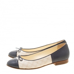 مملوكة مسبقًا حذاء فلات باليه شانيل غطاء مقدمة فيونكة جلد رمادي وكانفاس بيج رمادي مقاس 38