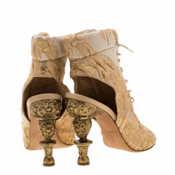 Pre Owned  حذاء بوت كاحل شانيل  قصة قماش بروكيد ذهبي ميتالك مقاس 39