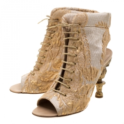 Pre Owned  حذاء بوت كاحل شانيل  قصة قماش بروكيد ذهبي ميتالك مقاس 39