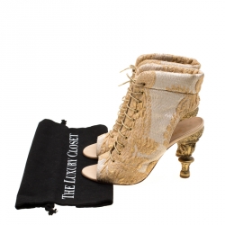 Pre Owned  حذاء بوت كاحل شانيل  قصة قماش بروكيد ذهبي ميتالك مقاس 39