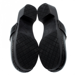 مملوكة مسبقًا حذاء كلوغ شانيل نعل سميك كعب خشب جلد أسود مقاس 39.5