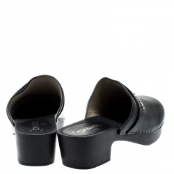 مملوكة مسبقًا حذاء كلوغ شانيل نعل سميك كعب خشب جلد أسود مقاس 39.5