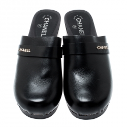 مملوكة مسبقًا حذاء كلوغ شانيل نعل سميك كعب خشب جلد أسود مقاس 39.5