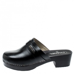 مملوكة مسبقًا حذاء كلوغ شانيل نعل سميك كعب خشب جلد أسود مقاس 39.5