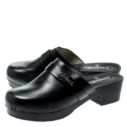 مملوكة مسبقًا حذاء كلوغ شانيل نعل سميك كعب خشب جلد أسود مقاس 39.5