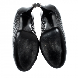 مملوكة مسبقًا Chanel Black Quilted Leather CC Cap Toe Pumps Size 39.5