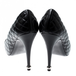 مملوكة مسبقًا Chanel Black Quilted Leather CC Cap Toe Pumps Size 39.5