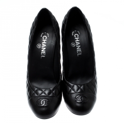 مملوكة مسبقًا Chanel Black Quilted Leather CC Cap Toe Pumps Size 39.5
