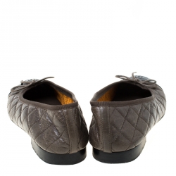 مملوكة مسبقًا حذاء فلات باليه شانيل فيونكة غطاء مقدمة CC جلد مبطن أسود/رمادي غامق مقاس 39