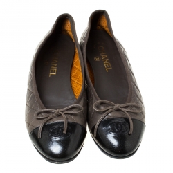 مملوكة مسبقًا حذاء فلات باليه شانيل فيونكة غطاء مقدمة CC جلد مبطن أسود/رمادي غامق مقاس 39