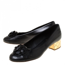 مملوكة مسبقًا Chanel Black/Gold Camelia Cap Toe Leather Quilted Heel Pumps Size 39.5