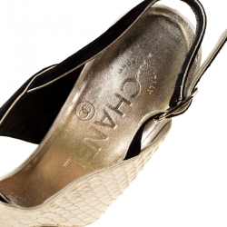 مملوكة مسبقًا صندل شانيل سير مزدوج فتحة كعب جلد ثعبان كريمي و سويدي أسود مقاس 36