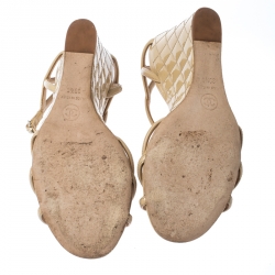 Pre Owned صندل شانيل كعب روكي مبطن سيور كاحل جلد لامع بيج مقاس 39.5