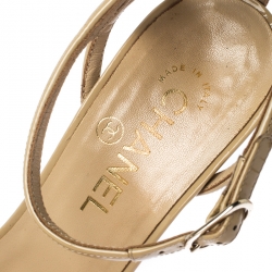 Pre Owned صندل شانيل كعب روكي مبطن سيور كاحل جلد لامع بيج مقاس 39.5