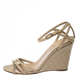 Pre Owned صندل شانيل كعب روكي مبطن سيور كاحل جلد لامع بيج مقاس 39.5