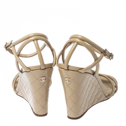 Pre Owned صندل شانيل كعب روكي مبطن سيور كاحل جلد لامع بيج مقاس 39.5