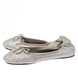 Pre Owned حذاء باليرينا فلات شانيل CC سويدي فضي ميتايك سكرانش مقاس 41