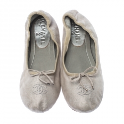 Pre Owned حذاء باليرينا فلات شانيل CC سويدي فضي ميتايك سكرانش مقاس 41