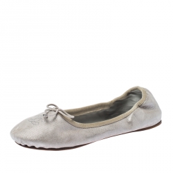 Pre Owned حذاء باليرينا فلات شانيل CC سويدي فضي ميتايك سكرانش مقاس 41