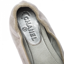 Pre Owned حذاء باليرينا فلات شانيل CC سويدي فضي ميتايك سكرانش مقاس 41