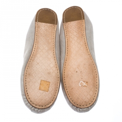 Pre Owned حذاء باليرينا فلات شانيل CC سويدي فضي ميتايك سكرانش مقاس 41