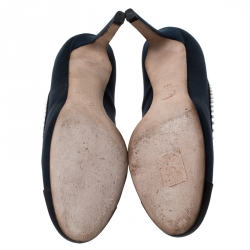 مملوكة مسبقًا حذاء كعب عالي شانيل CC مزخرف لؤلؤ ساتان أزر ق كحلي و أسود مقاس 38