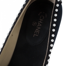 مملوكة مسبقًا حذاء كعب عالي شانيل CC مزخرف لؤلؤ ساتان أزرق كحلي و أسود مقاس 38