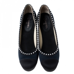 مملوكة مسبقًا حذاء كعب عالي شانيل CC مزخرف لؤلؤ ساتان أزرق كحلي و أسود مقاس 38