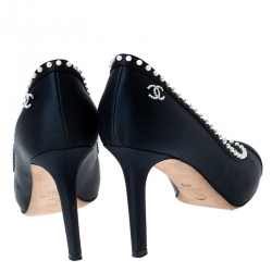 مملوكة مسبقًا حذاء كعب عالي شانيل CC مزخرف لؤلؤ ساتان أزرق كحلي و أسود مقاس 38