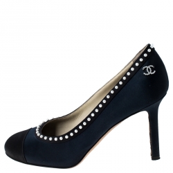 مملوكة مسبقًا حذاء كعب عالي شانيل CC مزخرف لؤلؤ ساتان أزرق كحلي و أسود مقاس 38
