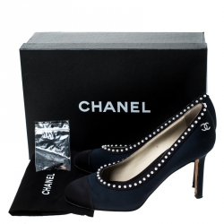 مملوكة مسبقًا حذاء كعب عالي شانيل CC مزخرف لؤلؤ ساتان أزرق كحلي و أسود مقاس 38