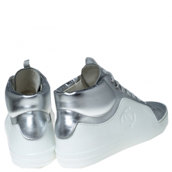 Pre Owned حذاء رياضي شانيل مرتفع من أعلى أربطة مطاط أبيض وجلد فضي ميتالك مقاس 40