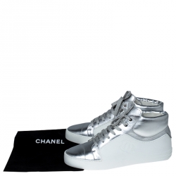 Pre Owned حذاء رياضي شانيل مرتفع من أعلى أربطة مطاط أبيض وجلد فضي ميتالك مقاس 40