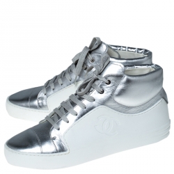 Pre Owned حذاء رياضي شانيل مرتفع من أعلى أربطة مطاط أبيض وجلد فضي ميتالك مقاس 40