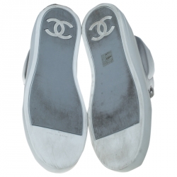 Pre Owned حذاء رياضي شانيل مرتفع من أعلى أربطة مطاط أبيض وجلد فضي ميتالك مقاس 40