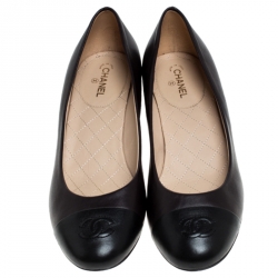 Pre Owned Chanel Brown/Black Leather CC Cap Toe Pumps Size 40