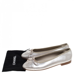 مملوكة مسبقًا Chanel Silver Leather CC Cap Toe Ballet Flats Size 39.5