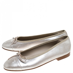 مملوكة مسبقًا Chanel Silver Leather CC Cap Toe Ballet Flats Size 39.5