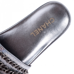 Pre Owned Chanel Metallic Silver Glitter Finish Leather Tropiconic Chain Detail Slide Sandals Size 38