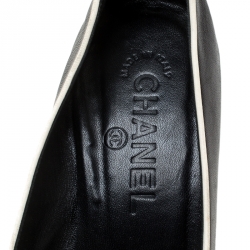 مملوكة مسبقًا حذاء كعب عالي شانيل غطاء مقدمة CC جلد أبيض/اسود مقاس 38