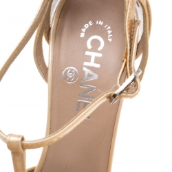 مملوكة مسبقًا Chanel Beige Patent Leather And PVC Swirl Heel T Strap Sandals Size 37.5