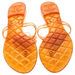 مملوكة مسبقًا صندل فلات إصبع شانيل مزخرف وردة كاميليا جيلي غليتر برتقالي مقاس 39